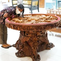 Ukiran: Ukiran Meja Naga di buat dari kayu jati (gambar 1 dari 28).