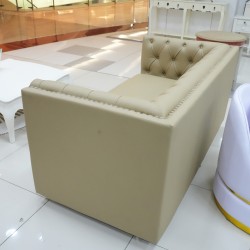 Ruang Keluarga - Kursi: Kursi Sofa Chesterfield di buat dari kulit, spons (gambar 8 dari 16).