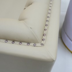 Ruang Keluarga - Kursi: Kursi Sofa Chesterfield di buat dari kulit, spons (gambar 10 dari 16).