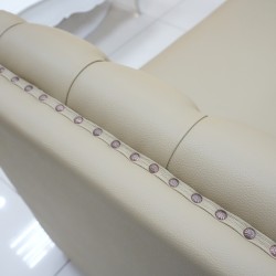 Ruang Keluarga - Kursi: Kursi Sofa Chesterfield di buat dari kulit, spons (gambar 11 dari 16).