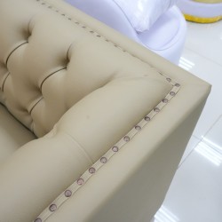 Ruang Keluarga - Kursi: Kursi Sofa Chesterfield di buat dari kulit, spons (gambar 13 dari 16).