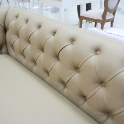 Ruang Keluarga - Kursi: Kursi Sofa Chesterfield di buat dari kulit, spons (gambar 7 dari 16).