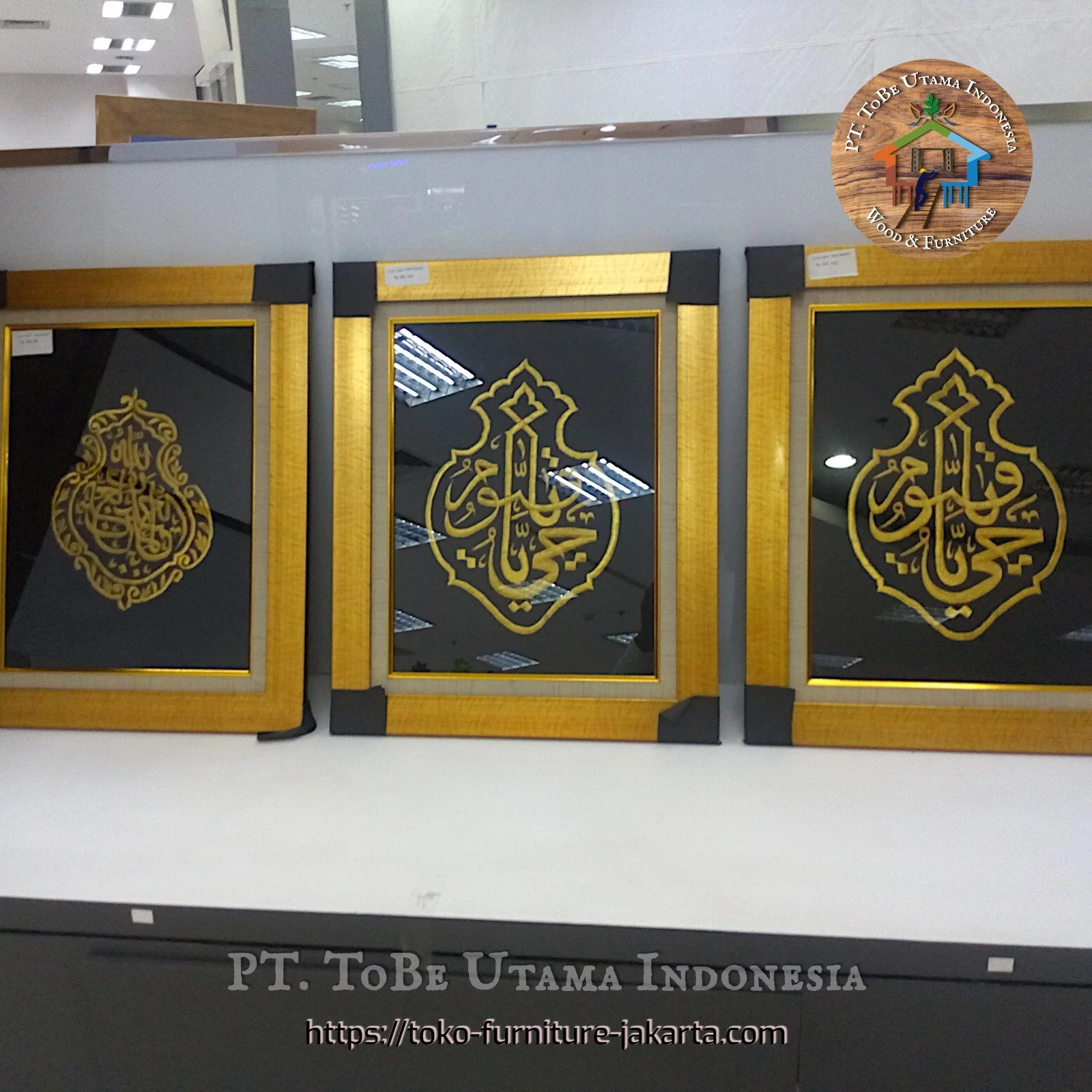 Ruang Keluarga: Calligraphy Al-Quran (gambar 1 dari 2).