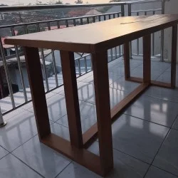 Ruang Keluarga: Meja Kayu Estetik (gambar 3 dari 5).