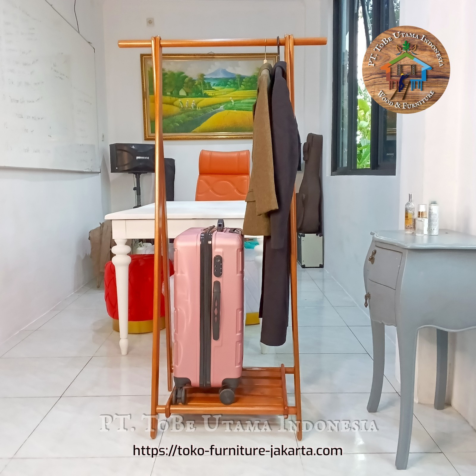 Kamar Tidur: Gantungan Baju Minimalis (gambar 1 dari 6).