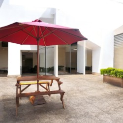 Taman: Bangku Taman Kayu dengan Payung (gambar 7 dari 7).