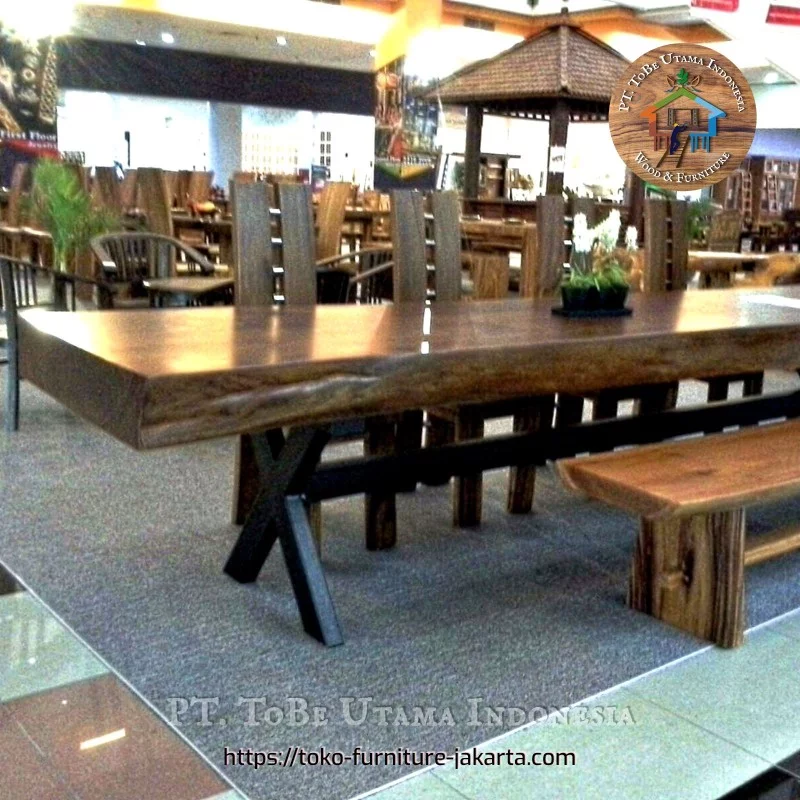 Ruang Makan - Meja Makan: Meja Antik di buat dari kayu trembesi (gambar 1 dari 1).