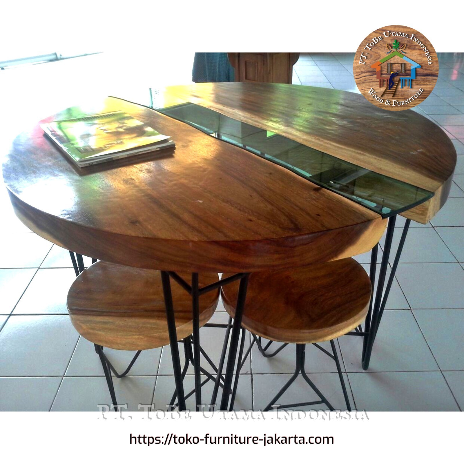Dining Room - Dining Tables: Round Dining Table made of trembesi wood (image 1 of 4).