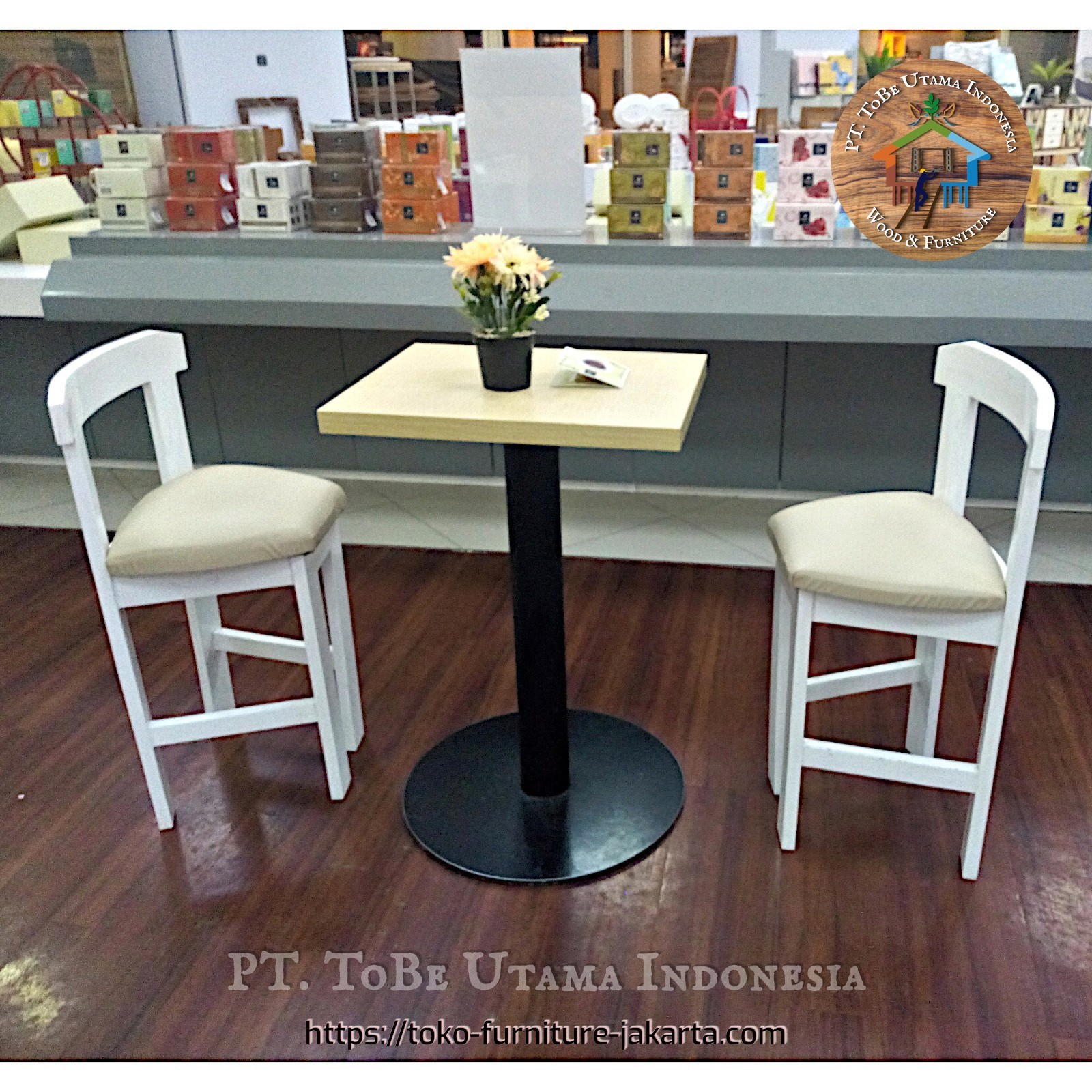Ruang Makan - Kursi Makan: Kursi Kafe Set Pasangan Krem di buat dari kayu mahoni (gambar 1 dari 6).