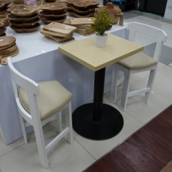 Ruang Makan - Kursi Makan: Kursi Kafe Set Pasangan Krem di buat dari kayu mahoni (gambar 5 dari 6).