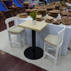 Ruang Makan - Kursi Makan: Kursi Kafe Set Pasangan Krem di buat dari kayu mahoni (gambar 6 dari 6).