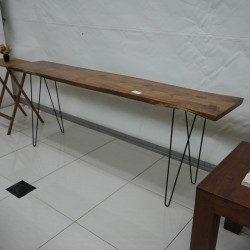 Ruang Keluarga - Meja Dinding: Meja Konsol Pinggir Alami di buat dari kayu mahoni (gambar 8 dari 17).