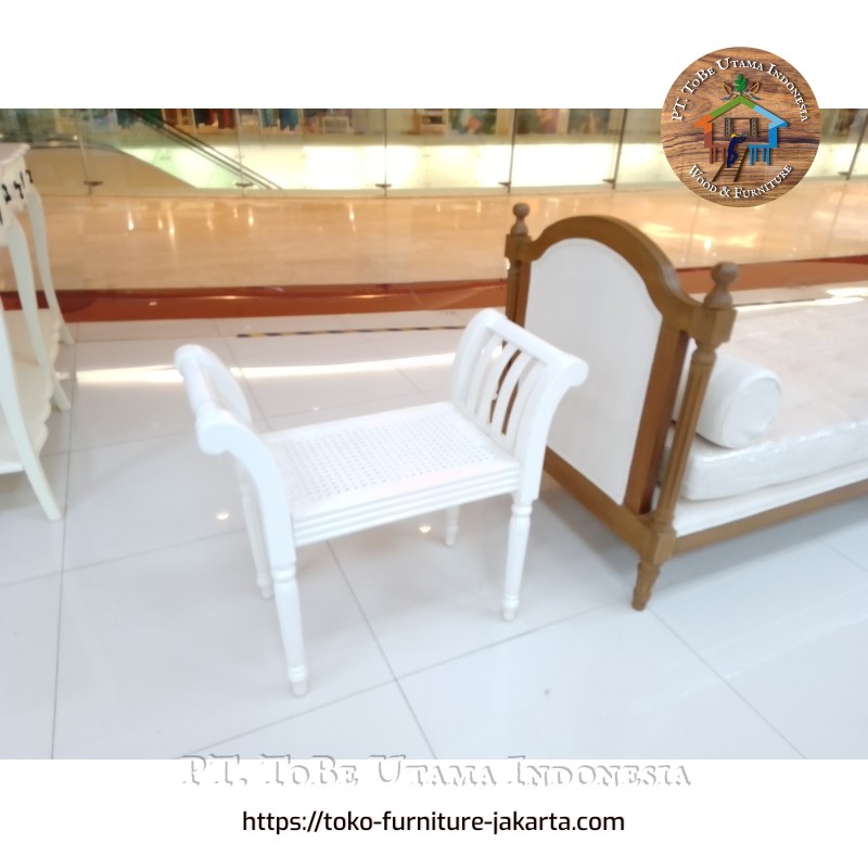 Ruang Keluarga: Kursi Anak Kecil Putih (gambar 1 dari 1). Ruang Keluarga: Kursi Anak Kecil Putih (gambar 1 dari 1).