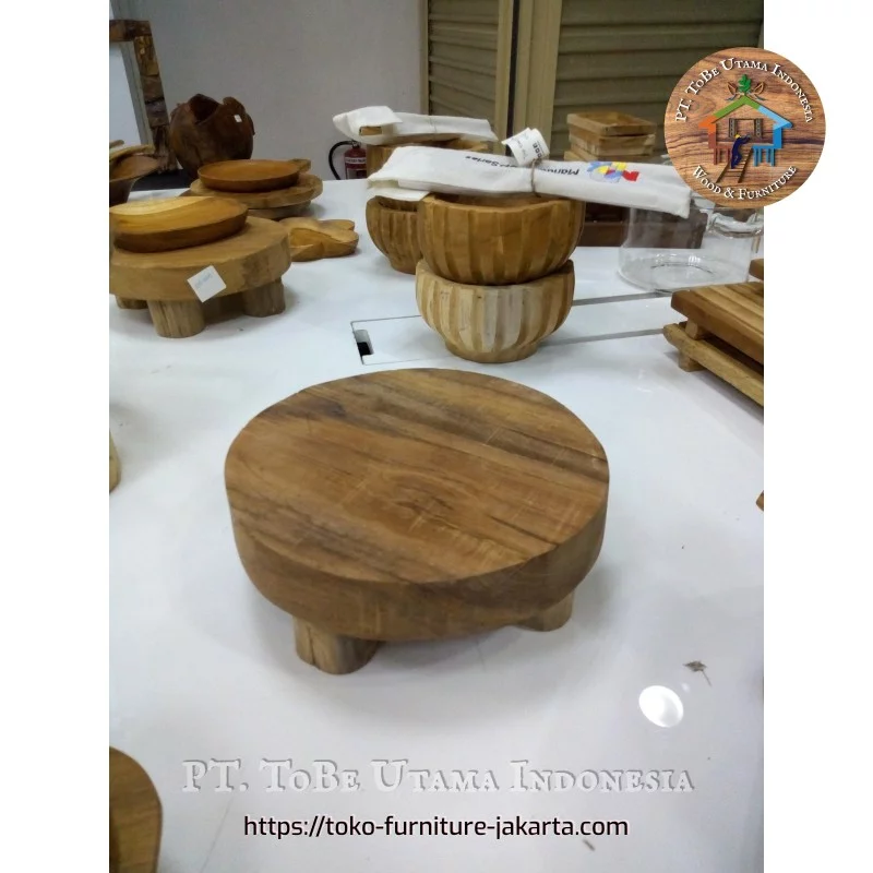 Accessories: Wooden Pedestal (image 1 of 1). Accessories: Wooden Pedestal (image 1 of 1).
