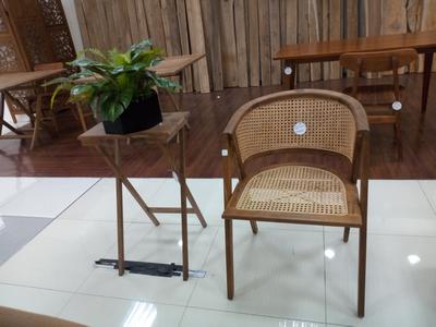 After being tired of activities, give your body time to rest on a teak chair with a comfortable rattan backrest made by ToBe Utama.