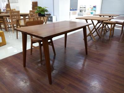 Ada banyak pilihan meja makan di Living 8 lantai 2f, Lotte Shopping Avenue Jakarta. Terbuat dari kayu Jati yang cocok untuk outdoor & indoor.