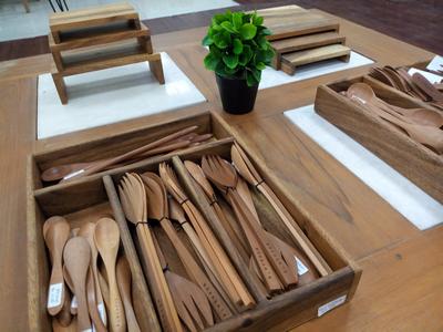 Kami memproduksi peralatan makan dari kayu jati dengan mendaur ulang dari kayu sisa pembuatan furniture di pabrik kami. Kami siap mensupply kebutuhan anda.