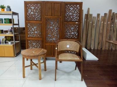 This rattan chair with a comfortable backrest and a coffee table made of teak is suitable for you to rest at home.