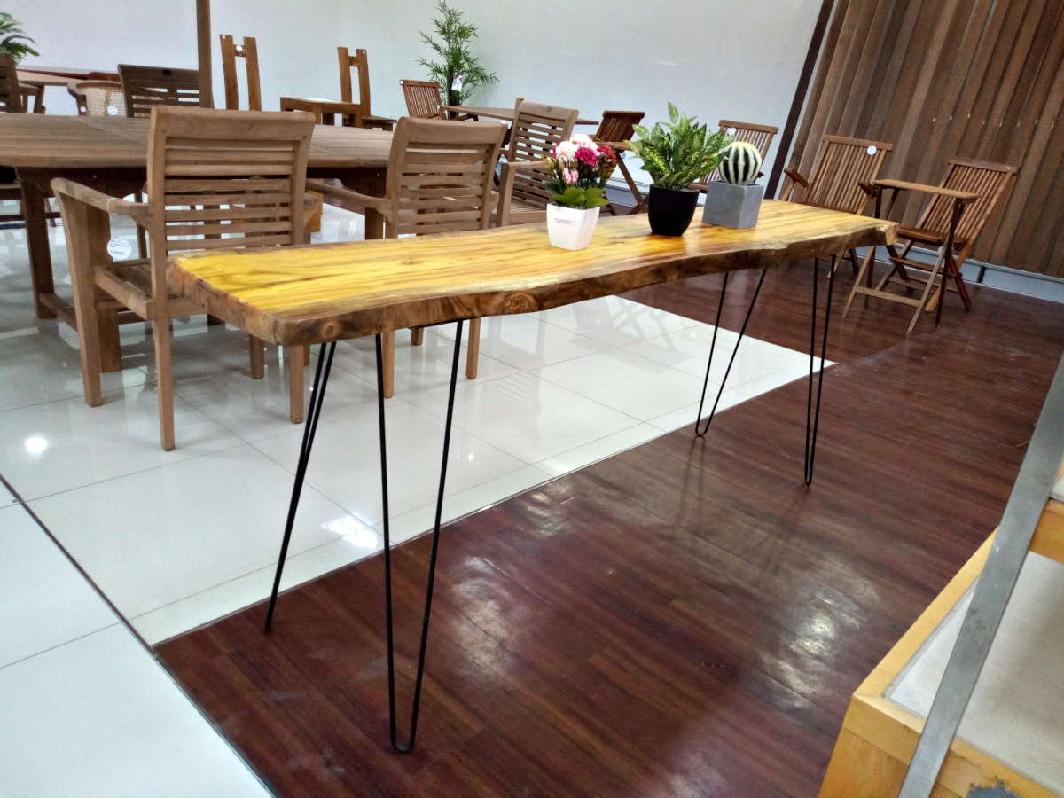 Klasik, Minimalis atau bagaimanapun gaya rumah anda pasti akan lebih cantik dengan meja konsol ini. Meja yang terbuat dari kayu dengan tepi alami dan kaki besi.
