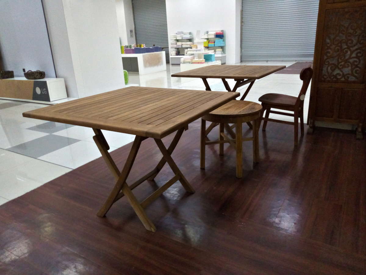 Meja ini sangat cocok untuk restoran maupun sebagai meja makan dirumah anda. Terbuat dari kayu Jati dan bisa dilipat, sehingga mudah untuk disimpan.