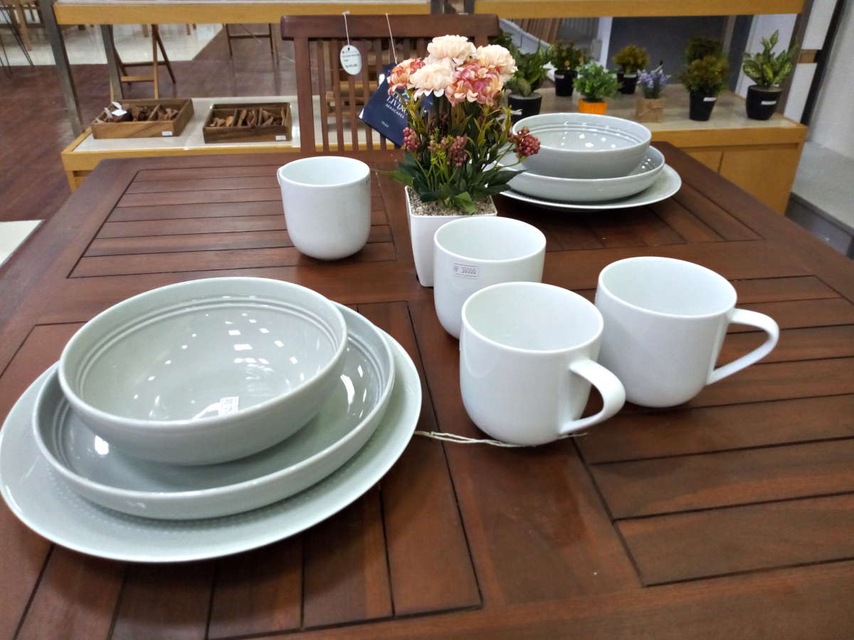 Selain membuat perabot dapur dari kayu, kami juga menjual perabot dapur berbahan keramik yang diimpor dari China. Bazaar kami ada di Living 8 - Lotte Shopping Avenue.