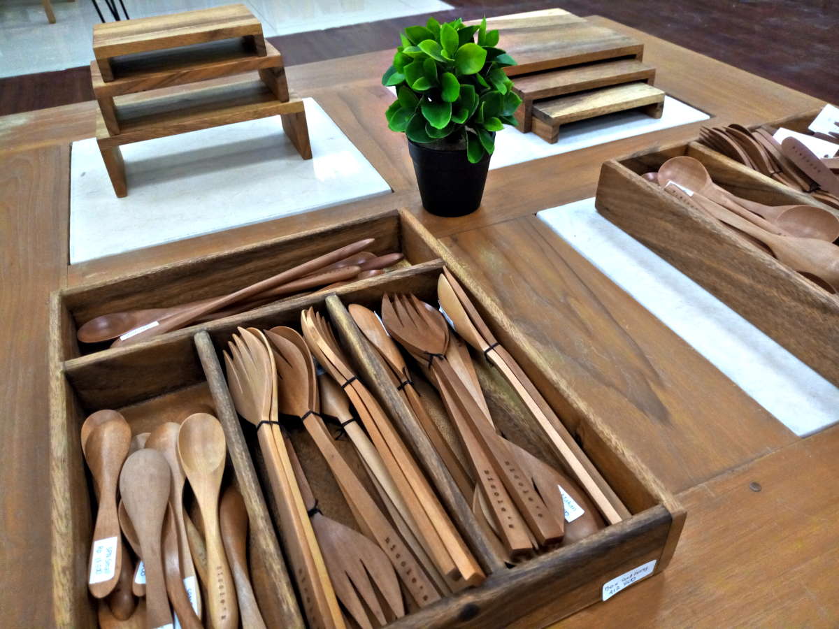 Kami memproduksi peralatan makan dari kayu jati dengan mendaur ulang dari kayu sisa pembuatan furniture di pabrik kami. Kami siap mensupply kebutuhan anda.