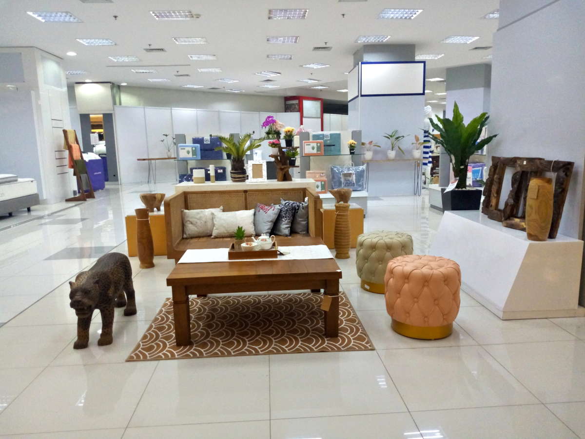 Living Room With Art’s Boring with living room that only has a sofa and coffee table..? ToBe Utama presents a rattan day bed with a bright color of stools and a wooden statue.