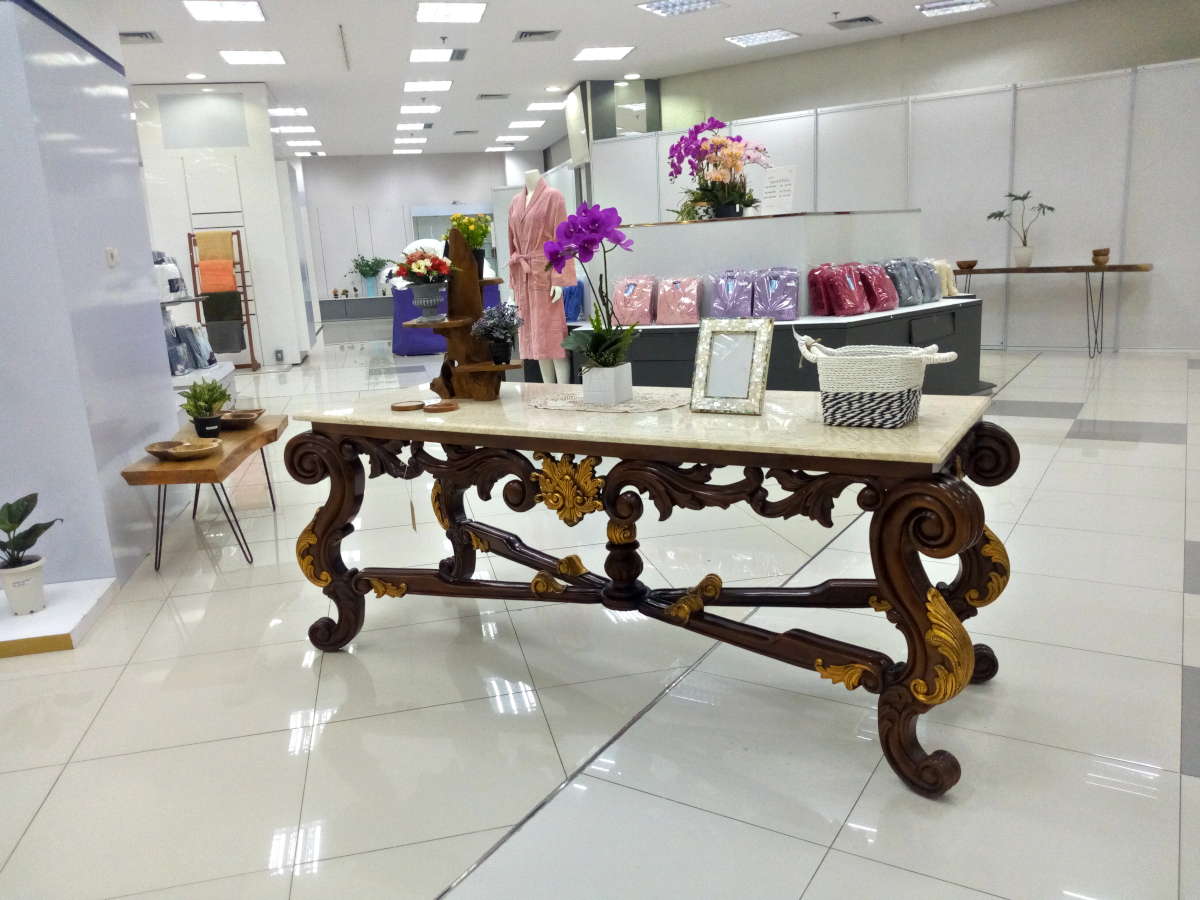 Meja Marmer mewah dengan ukiran buatan tangan yang indah ini sangat cocok untuk Meja Tamu atau Lobi Hotel.