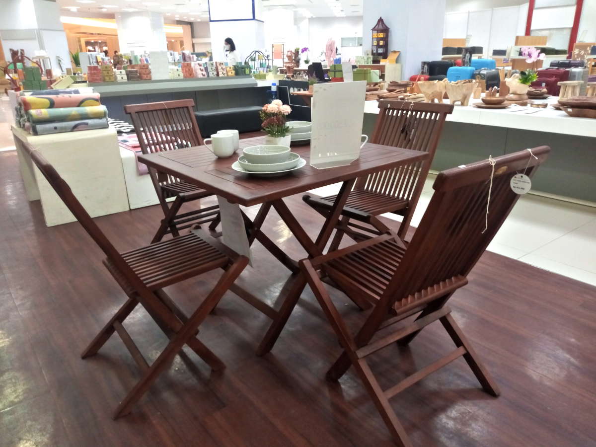 Foldable dining table and chairs for your small family.