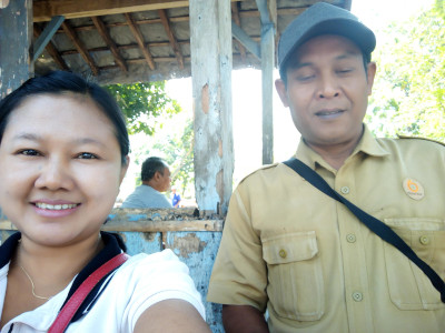 CEO kami Lisa bersama seorang pekerja kehutanan