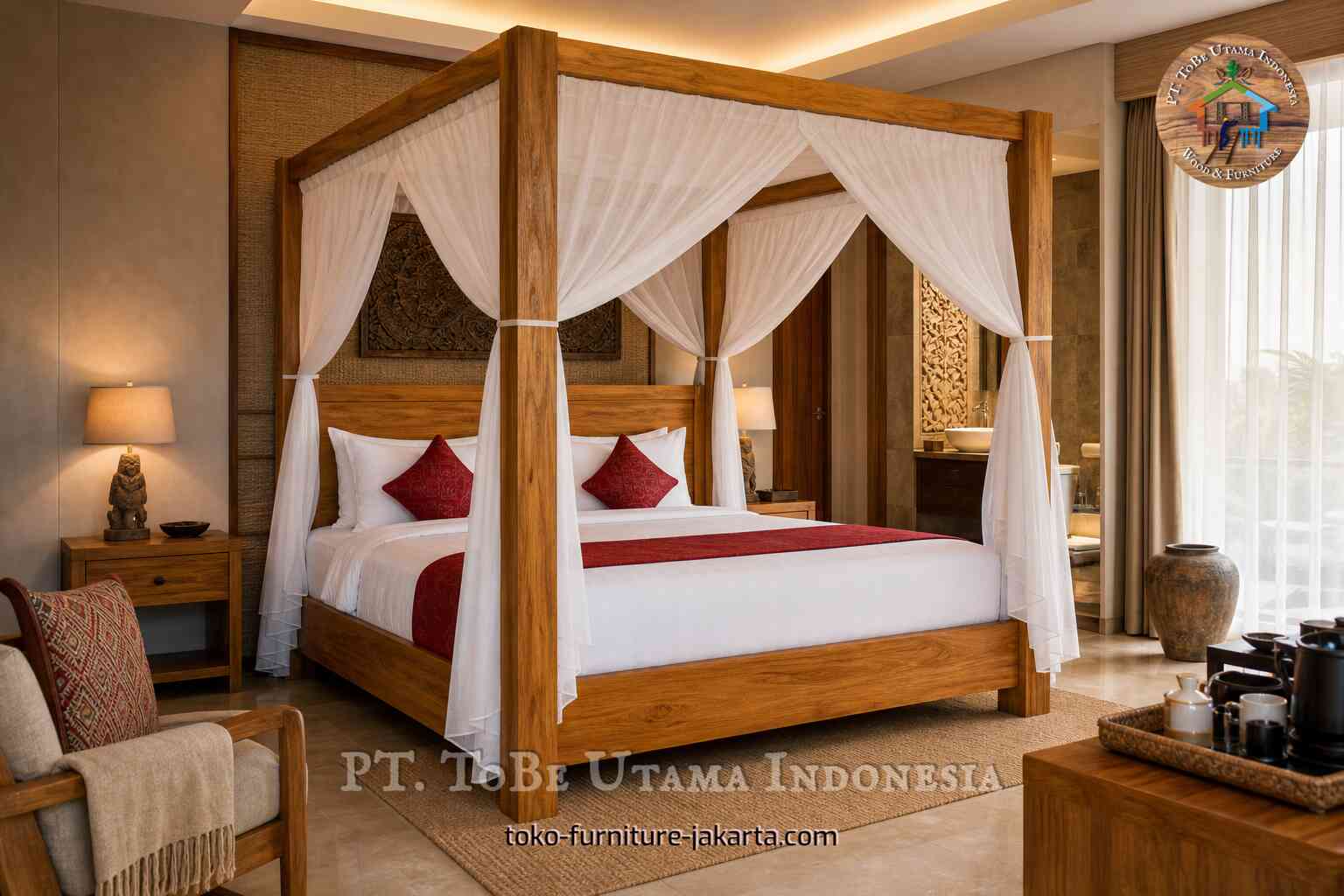 Ranjang kanopi dengan finishing kayu dan tirai putih di kamar hotel.
