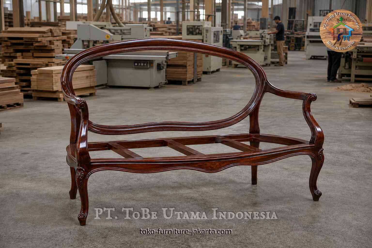 Rangka sofa atau bangku berwarna cokelat tua sedang dipamerkan di bengkel furnitur.