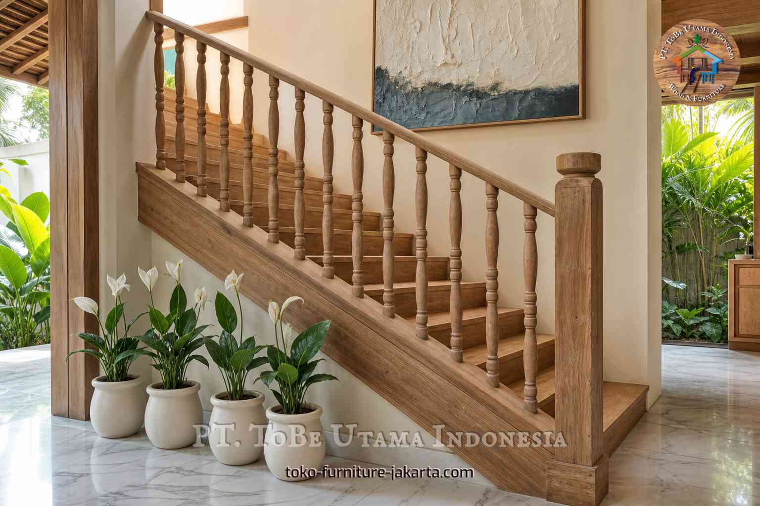 Pegangan tangga kayu dengan baluster berbentuk unik di interior yang terang.