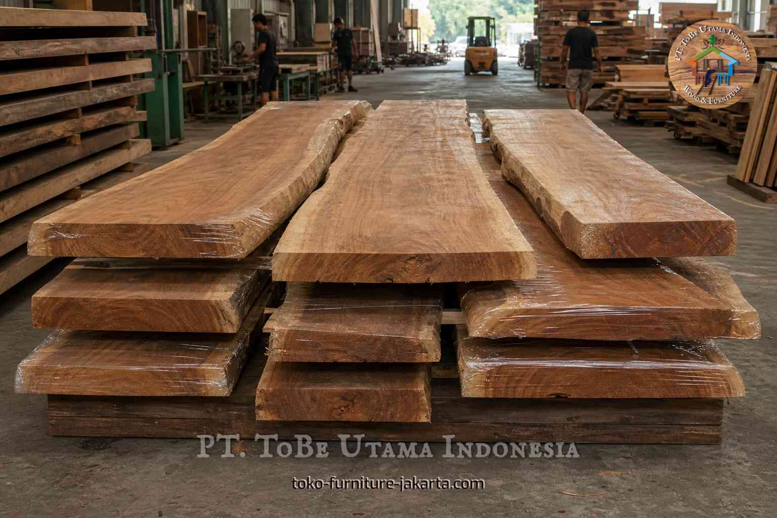 Tumpukan lempengan kayu dengan tepi alami di sebuah pabrik.