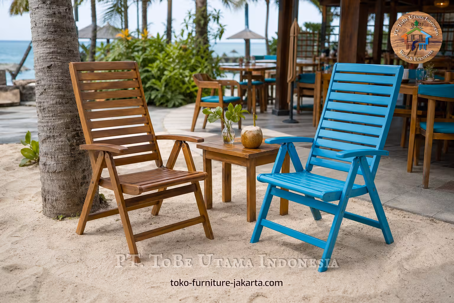 Dua kursi kafe pantai berpalang dengan finishing kayu dan biru.