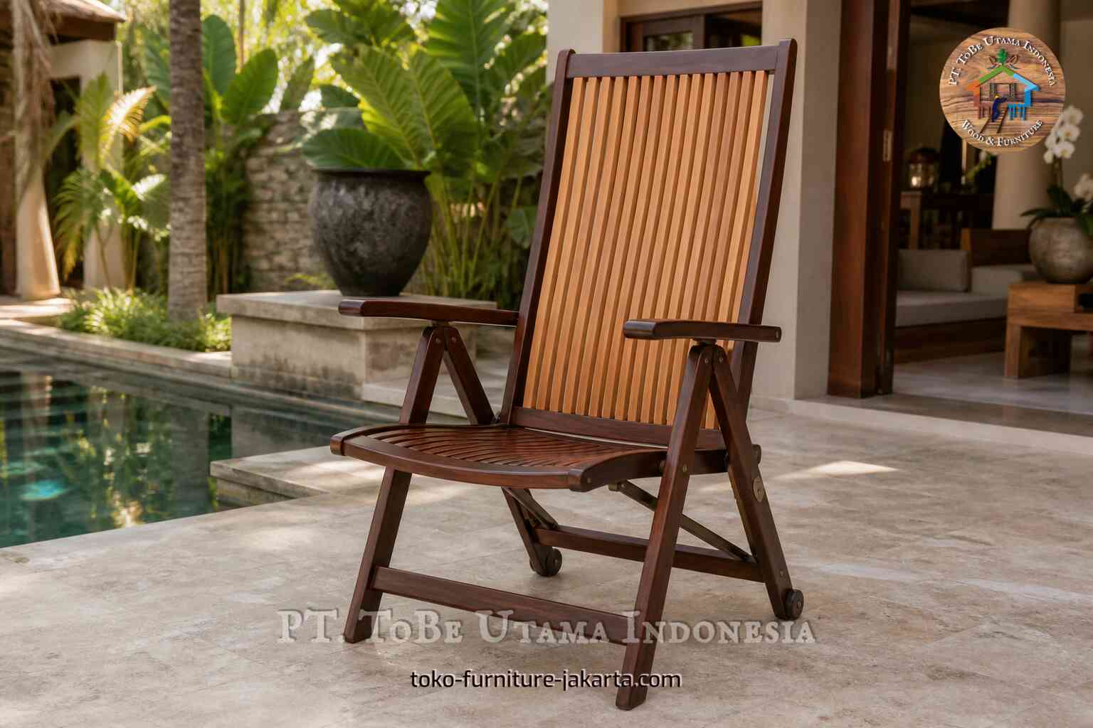 Kursi lipat kayu berwarna cokelat gelap dipajang di samping kolam renang.
