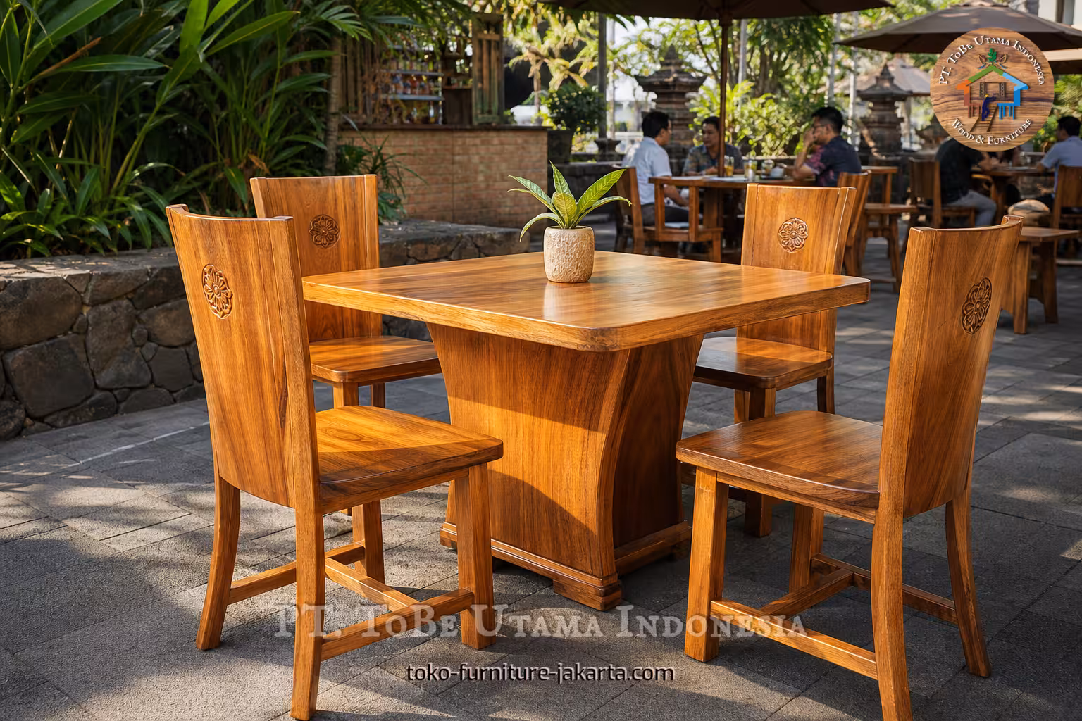 Set meja makan kayu dengan empat kursi di teras kafe taman.