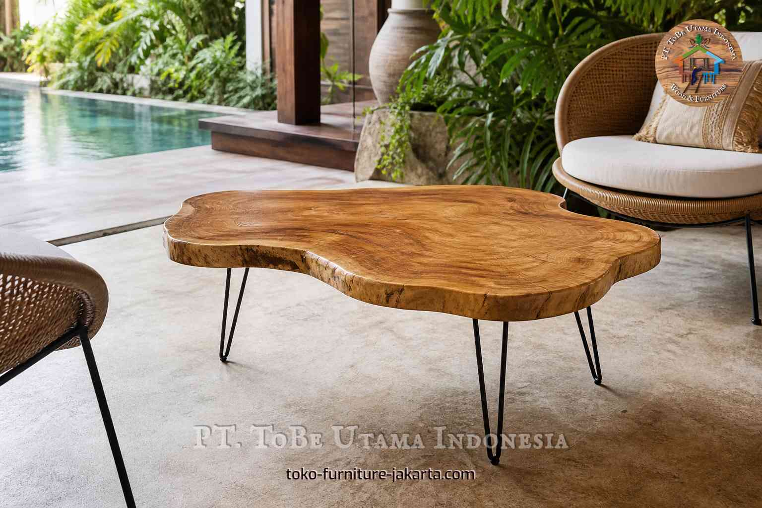 Meja kopi kayu dengan tepi alami dan kaki hairpin hitam di teras beratap di samping kolam renang.