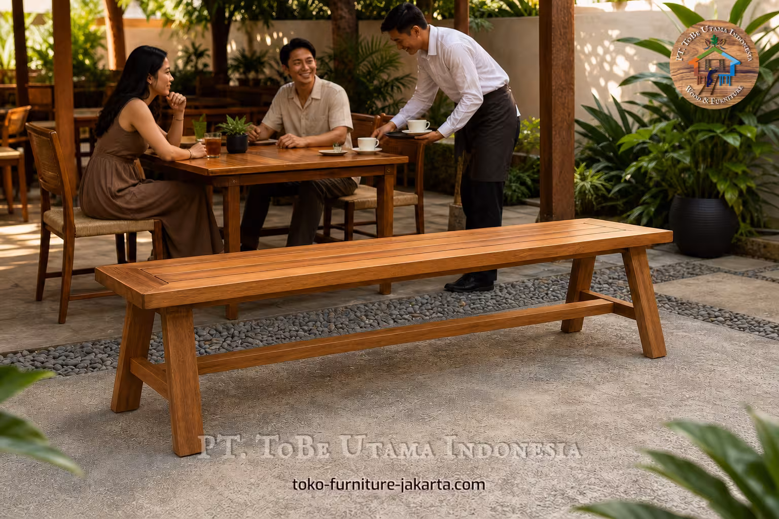 Bangku kayu panjang luar ruangan dengan tempat duduk berpalang di teras kafe taman di samping tanaman dan pengunjung.