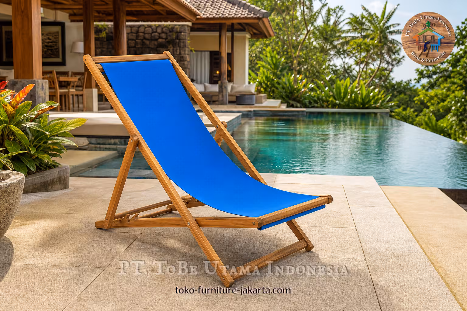 Kursi pantai kain biru dengan rangka kayu di samping kolam renang vila tropis