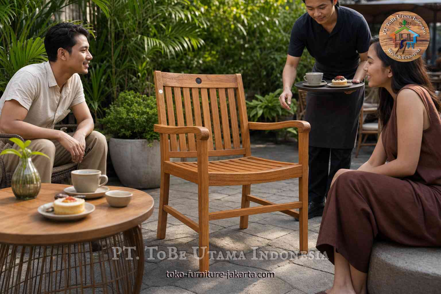 Kursi berlengan terbuka berwarna kayu di sebuah kafe luar ruangan dengan para tamu dan tanaman hijau.