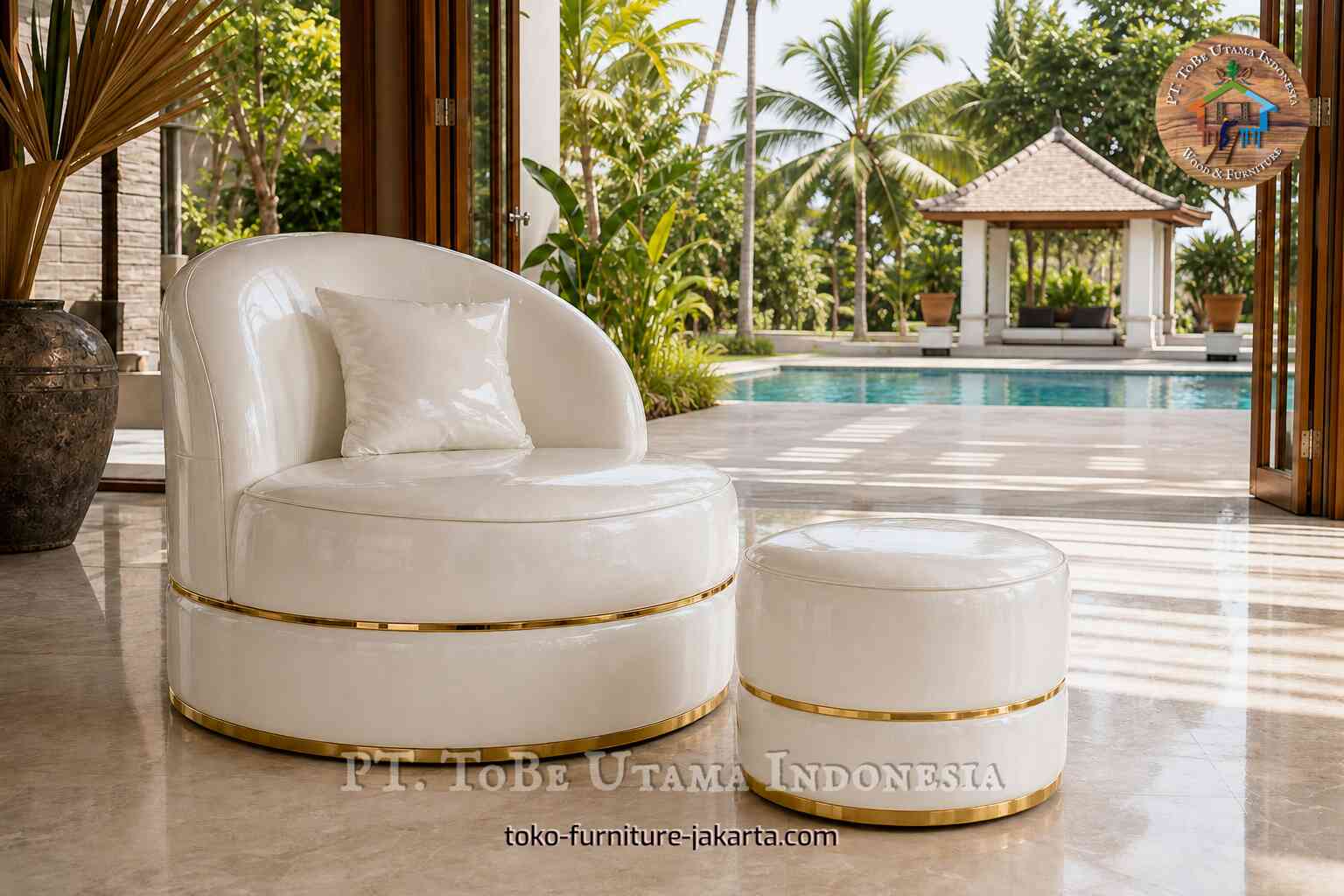 Sofa bundar putih mengkilap dengan bangku yang serasi di vila tropis yang menghadap ke kolam renang.