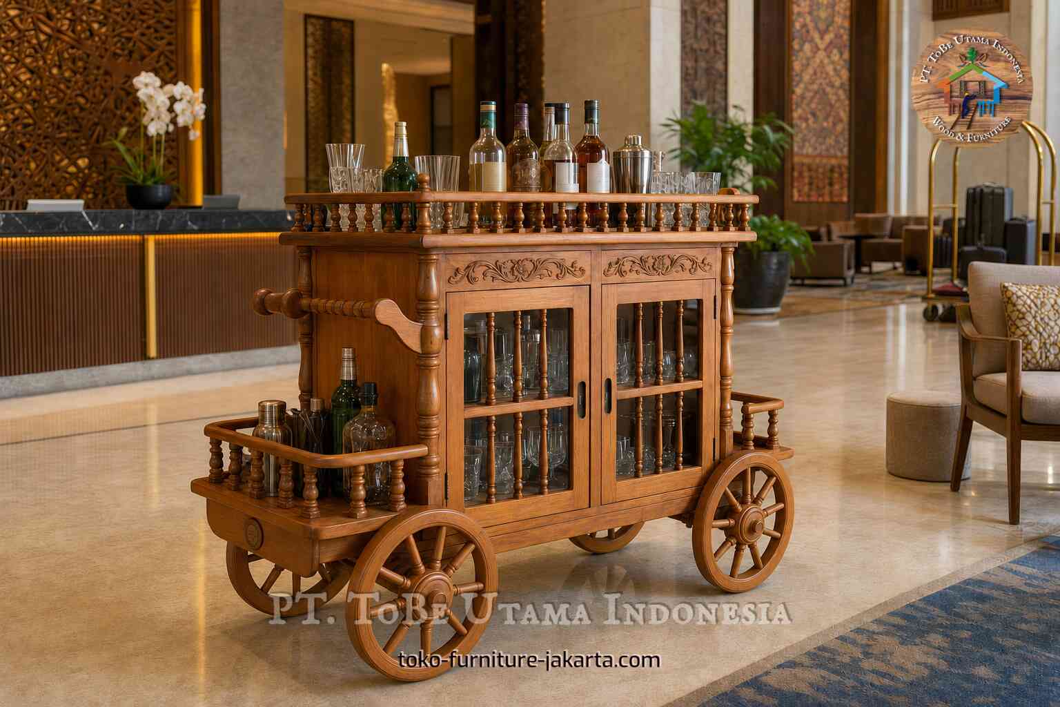 Troli minuman kayu berukir dengan botol dan gelas di interior lobi mewah.