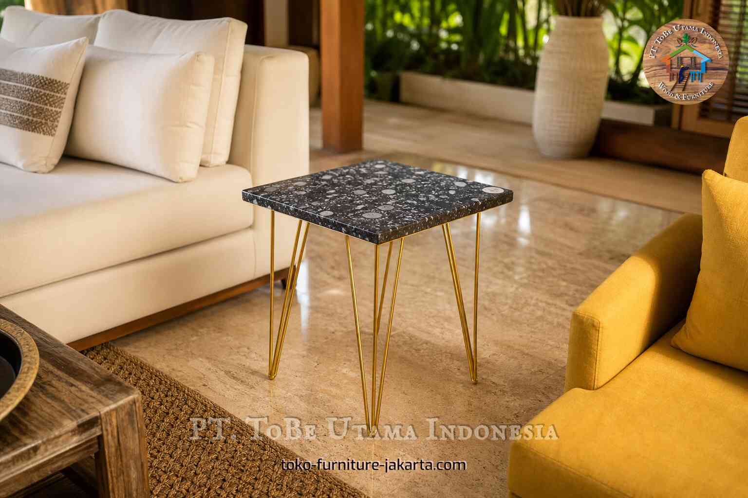 Meja kopi persegi dengan permukaan hitam bercorak batu dan kaki jepit rambut berwarna emas di ruang tamu yang hangat.
