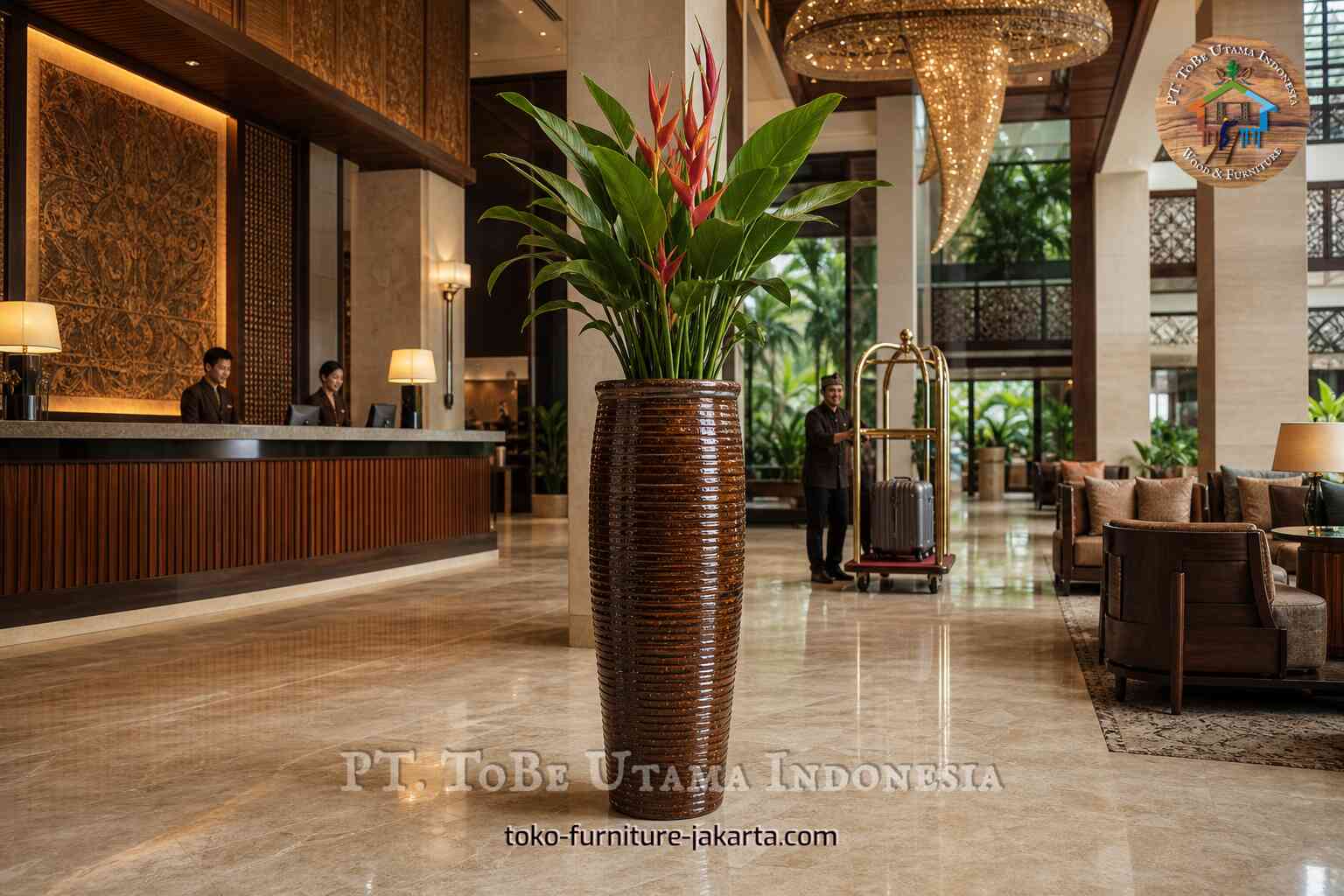 Pot tanaman tinggi berusuk dengan tanaman hijau di lobi hotel