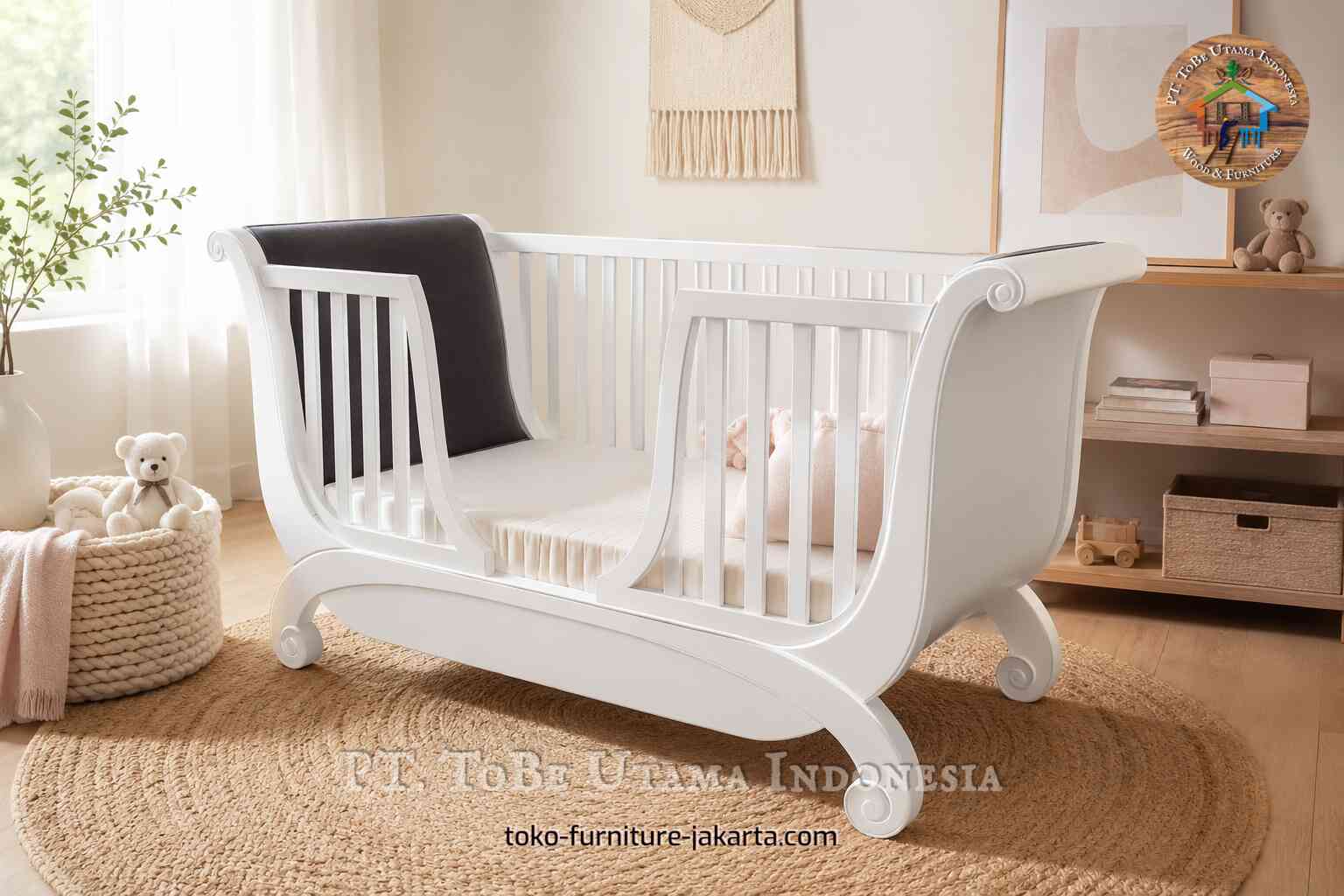 Ranjang bayi berwarna putih dengan ujung melengkung dan bilah vertikal di kamar bayi yang cerah.
