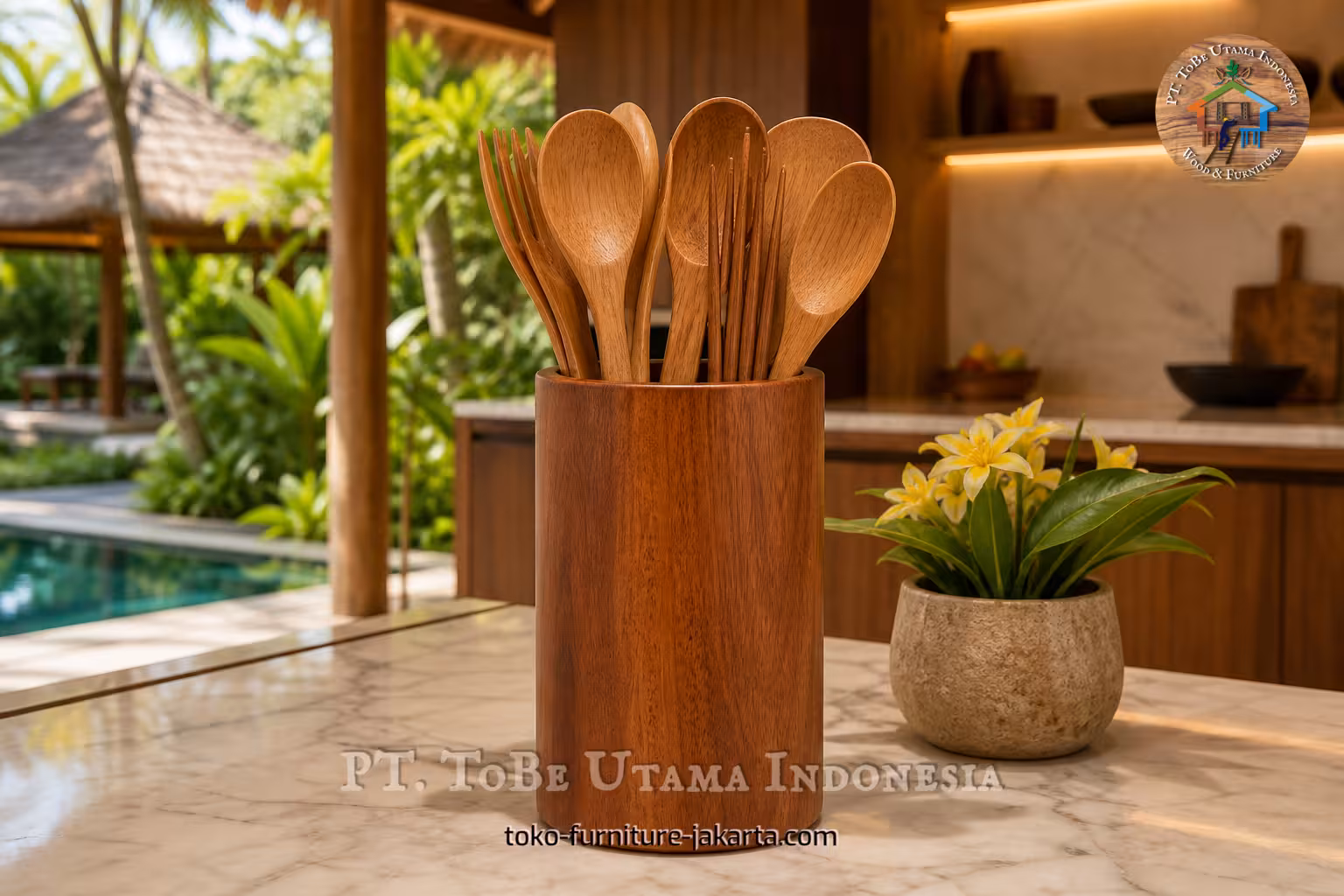 Peralatan dapur dengan finishing kayu dipajang dalam wadah di atas meja.